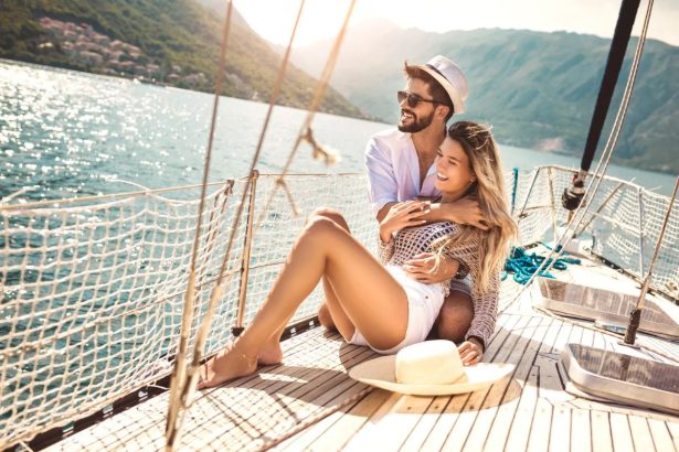couple sur un voilier aux seychelles
