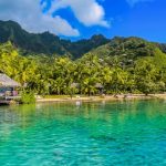Un bungalow sur pilotis au bord d'un lagon turquoise, en Polynésie française