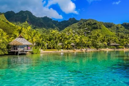 Un bungalow sur pilotis au bord d'un lagon turquoise, en Polynésie française