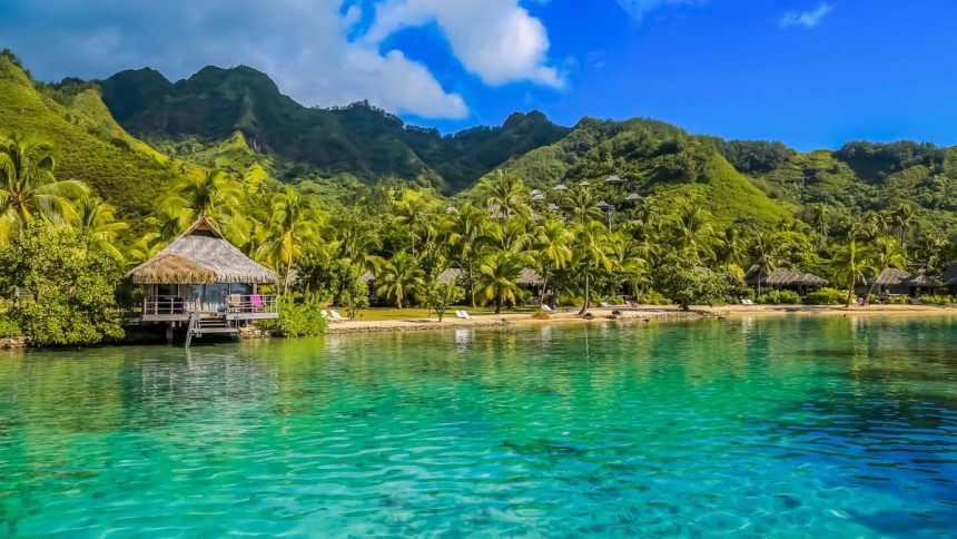 Un bungalow sur pilotis au bord d'un lagon turquoise, en Polynésie française