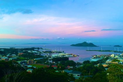 Vue sur la ville de Victoria et son port, sur l'île de Mahé aux Seychelles, au crépuscule