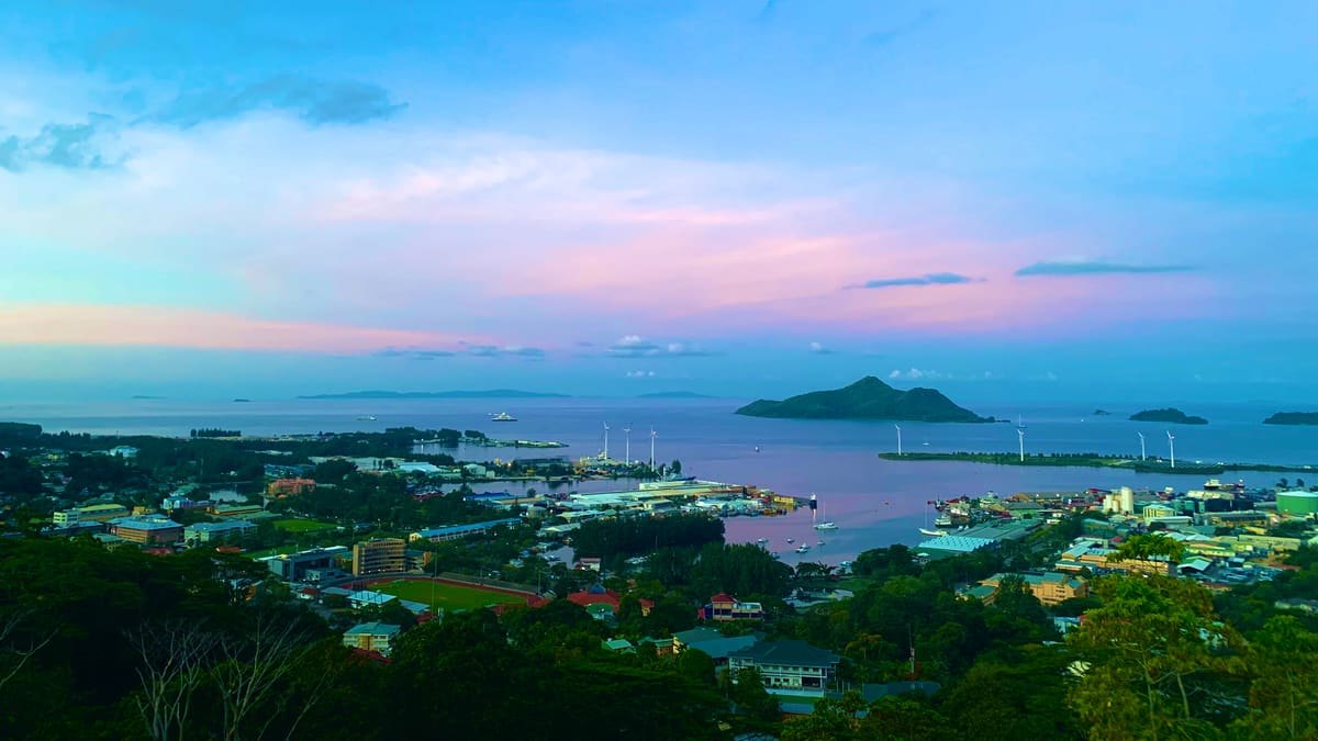 Vue sur la ville de Victoria et son port, sur l'île de Mahé aux Seychelles, au crépuscule